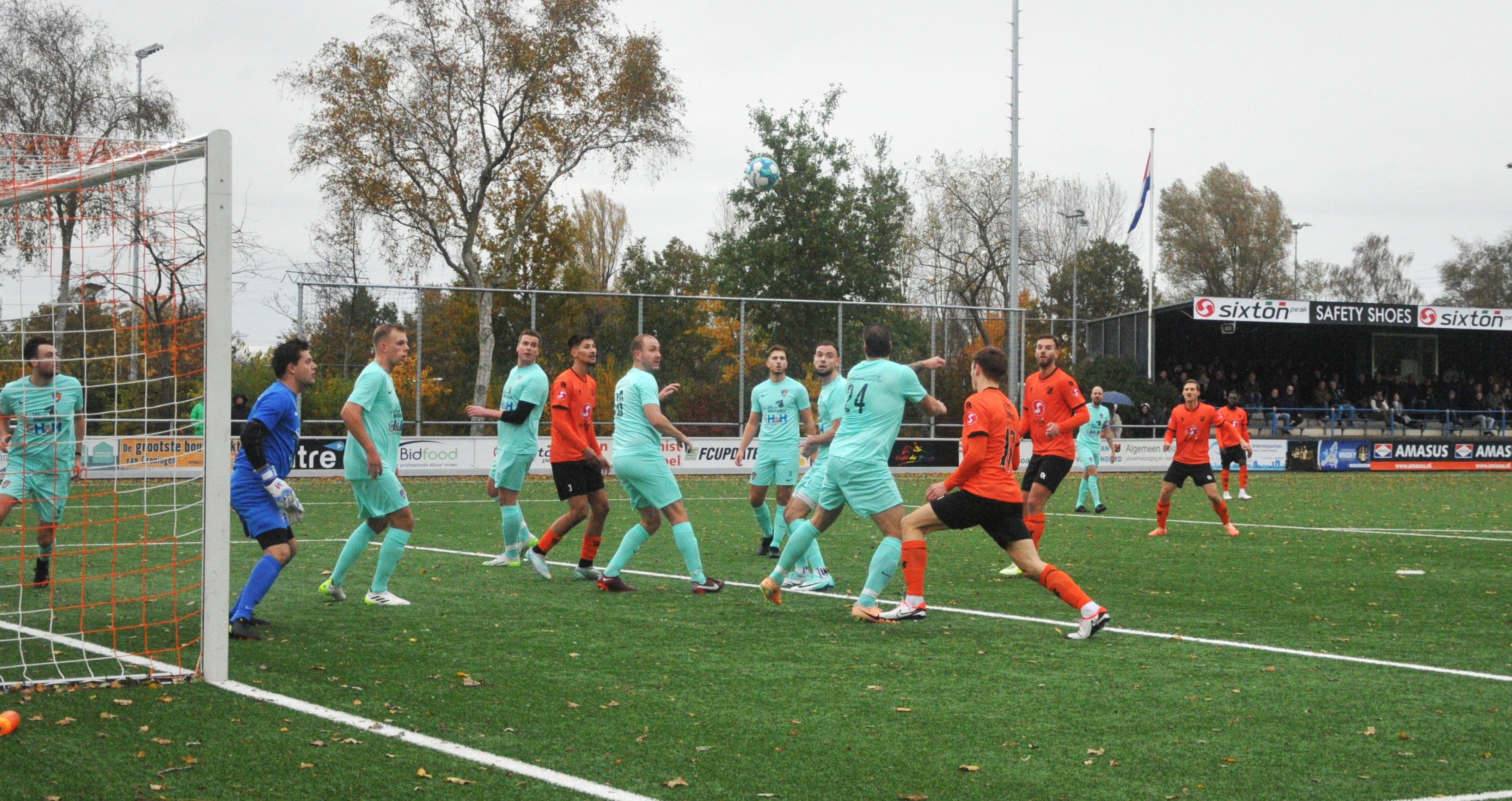 Oranje Nassau verslikt zich in laagvlieger PKC.