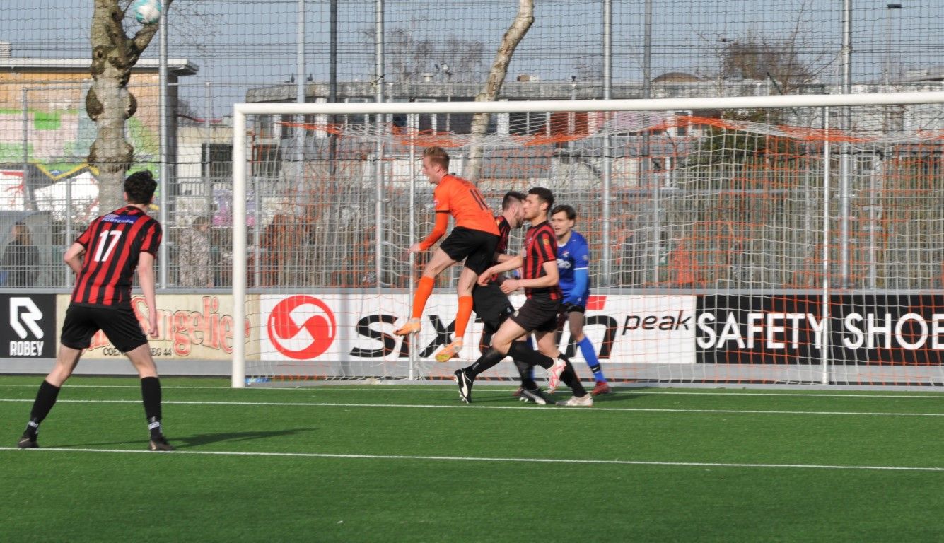Rode lantaarndrager Hoogezand zet koploper Oranje Nassau voor schut.
