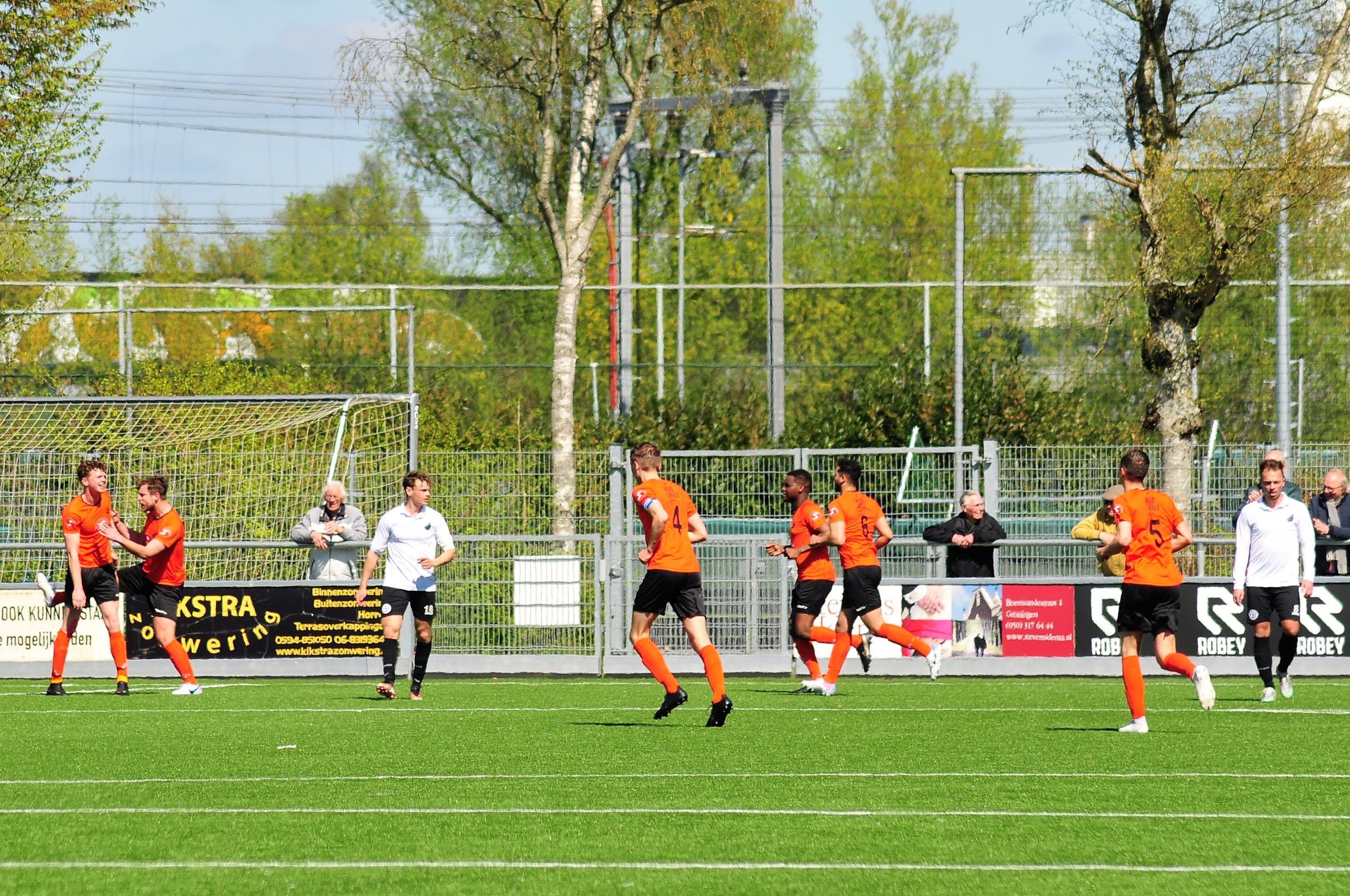 Oranje Nassau blijft in de race na prima overwinning.